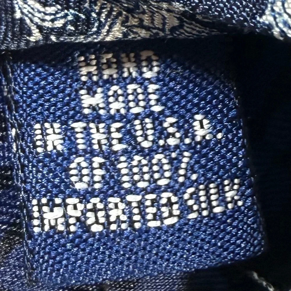 Von Maur Necktie Mens Navy Blue Silk Crest‎ Pattern Custom Collection Tie